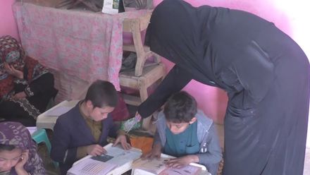 Učitelce v nikábu vyhrožují. Ona ale dál vyučuje nejchudší děti ze slumů