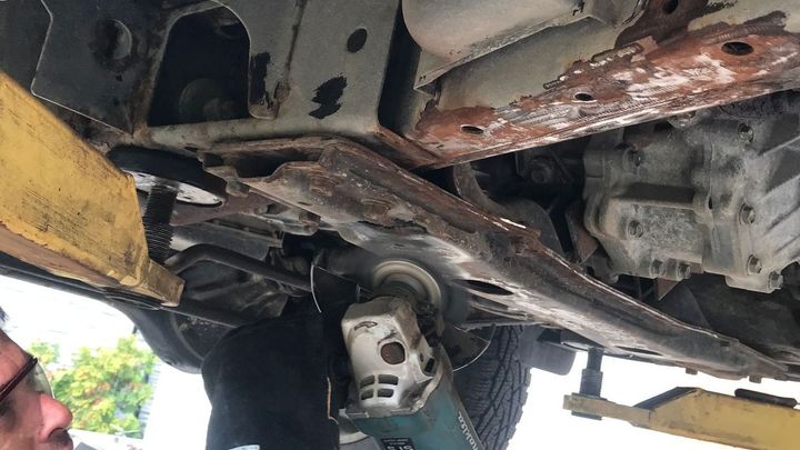 Díra v prahu Fabie i statečně odolávající Volkswageny. Rez napadá i moderní auta; Zdroj foto: Vladimír Trendl