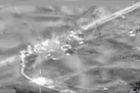 Bomby decimují konvoj prchajících bojovníků Islámského státu. Video z masivního leteckého úderu