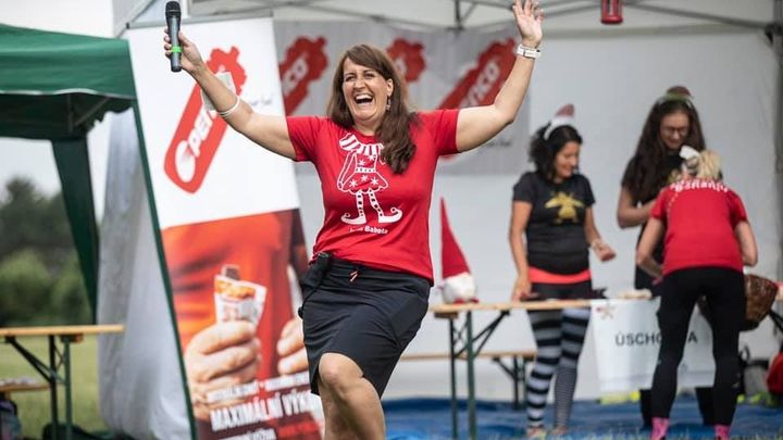 Ve svých hotelích ubytovávala uprchlíky i bezdomovce. Nyní Babeta pomáhá běháním; Zdroj foto: Archiv Babety Schneiderové