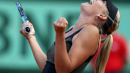 Ruská tenistka Maria Šarapovová se raduje z vítězství nad Češkou Petrou Kvitovou po semifinále French Open 2012.