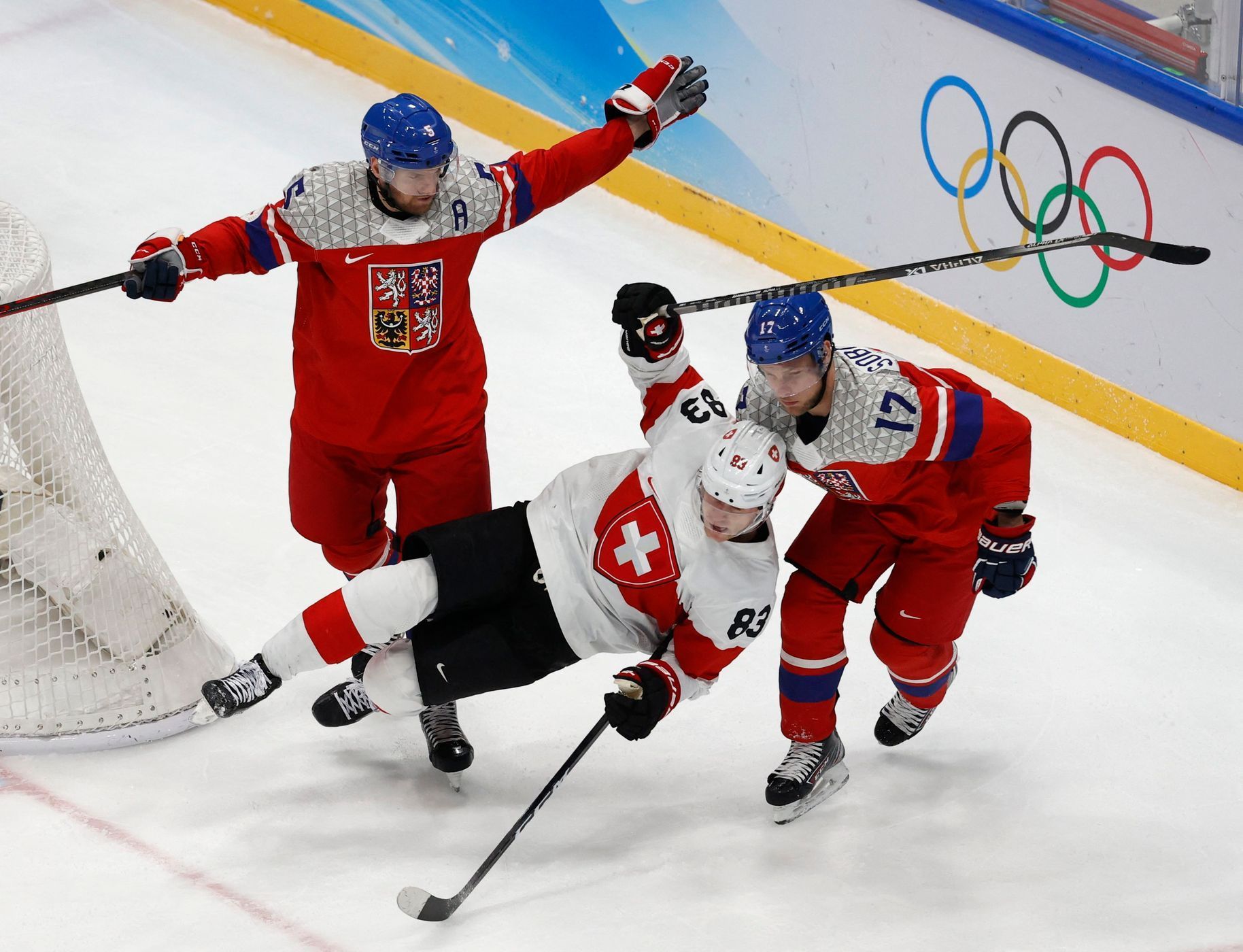 Joel Vermin a Vladimír Sobotka v zápase Česko - Švýcarsko na ZOH 2022 v Pekingu