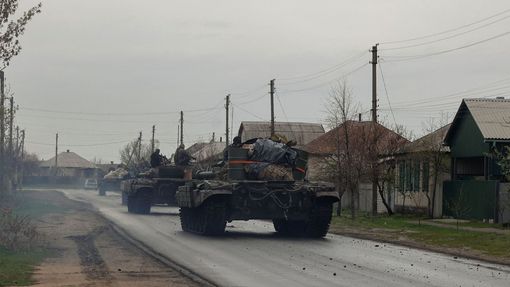 Tanky ukrajinské armády v ulicích Doněcku v pondělí 18. dubna.
