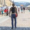 Vedro v Praze; teplo, slunce, voda, léto, turisté, koupání, osvěžení, žár, Žluté lázně, Staroměstské náměstí