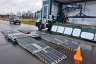 Silniční inspektoři jdou do práce. Mobilní STK si posvítí na kamiony i kouřící auta