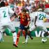 Španěl Jordi Alba obehrává nigerijské protihráče na Poháru FIFA 2013