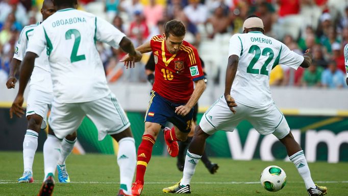 Španěl Jordi Alba obehrává nigerijské protihráče na Poháru FIFA 2013