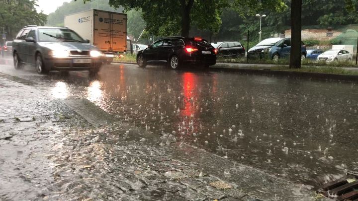 Část Česka ve středu zasáhnou silné bouřky. V okolí Hřenska, kde hoří, pršet nemá; Zdroj foto: Aktuálně.cz