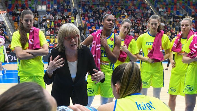 Trenérka Natália Hejková a basketbalistky USK Praha.