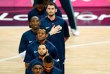 Basketbalisté Spojených států poslouchají hymnu před semifinálovým utkáním Olympijských her. Před tímto utkáním porazili ve čtvrtfinále Austrálii 119:86.