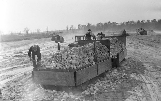 Archivní snímek z blokády západní části Berlína a následném vzniku „leteckého mostu“, která byl odstartován  24.6. 1948.