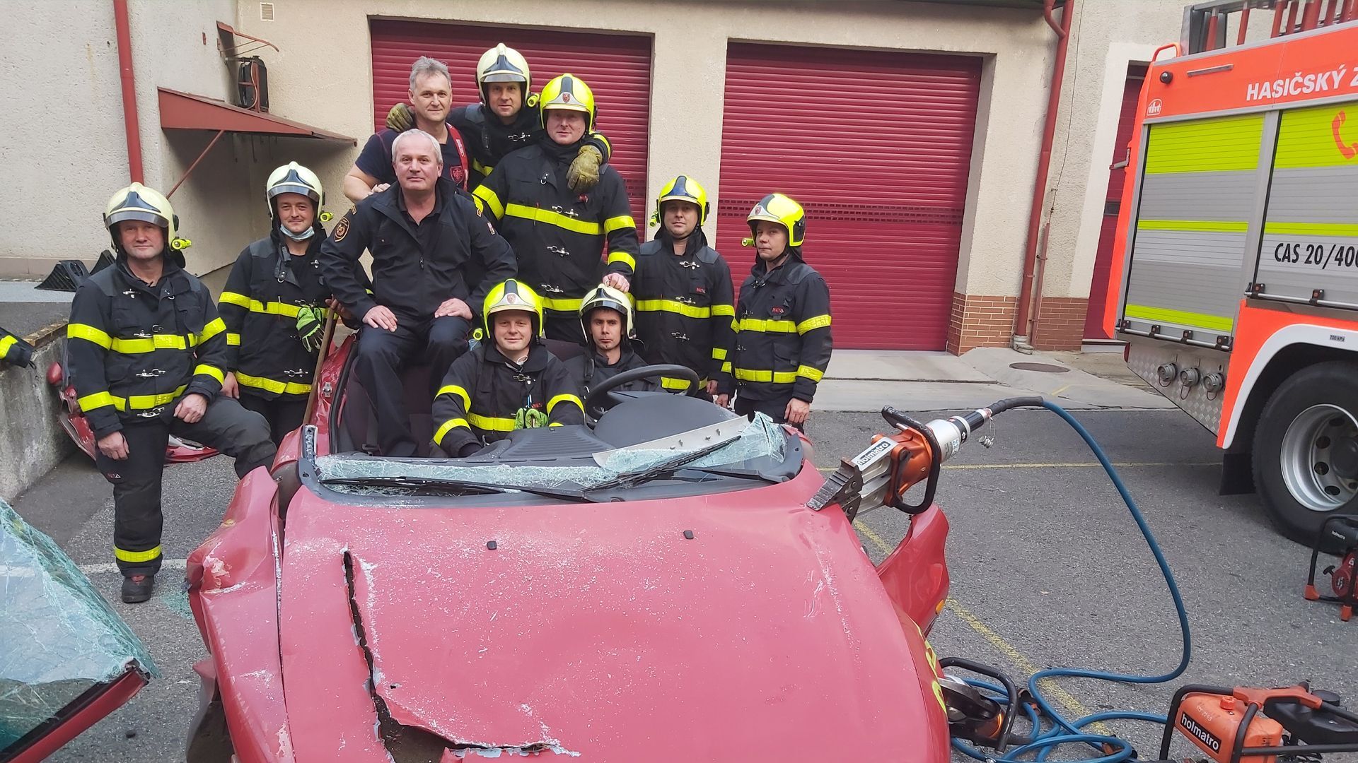 Hasič Vlastimil Kremel z Novojičínska zasahoval během dvaceti let téměř u dvou tisíc výjezdů. Snímky ho zachycují při práci. Nyní je vážně nemocný a přátelé pro něj uspořádali sbírku, aby mu pomohli.