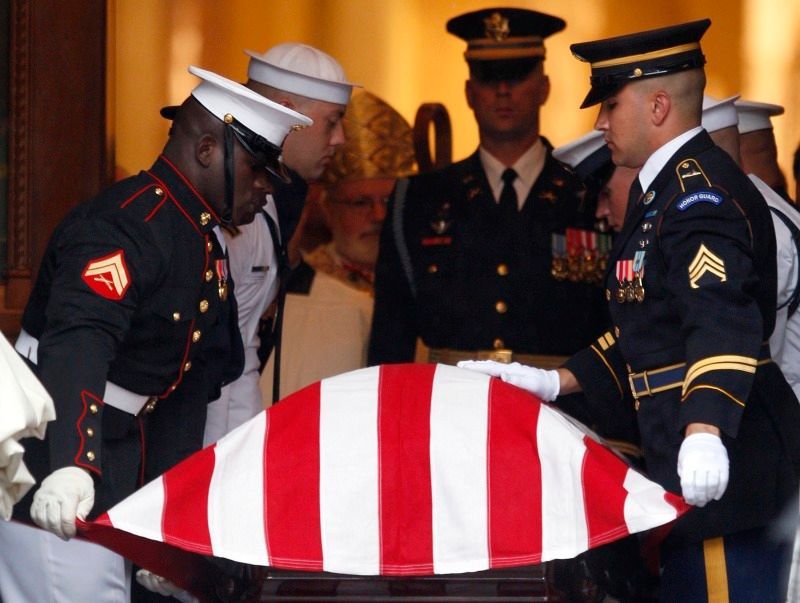 USA se loučí s legendárním senátorem Kennedym
