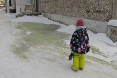 V Rusku mají kvůli znečištění zelený sníh, je za tím továrna na chrom. Protesty sílí