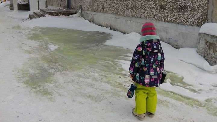 V Rusku mají kvůli znečištění zelený sníh, je za tím továrna na chrom. Protesty sílí