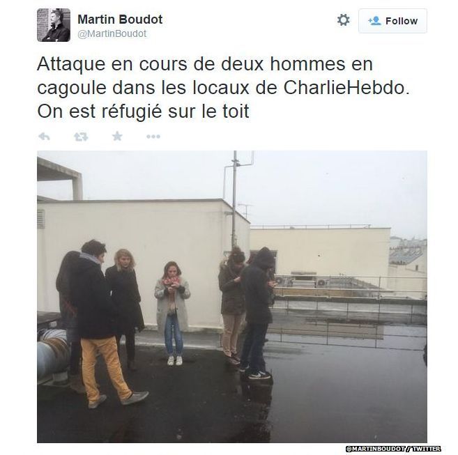 Novináři na střese redakce Charlie Hebdo.