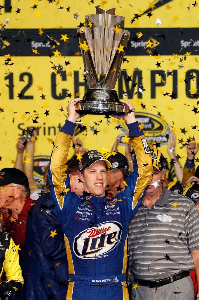 Brad Keselowski s trofejí pro vítěze NASCAR Sprint Cup Series 2012.