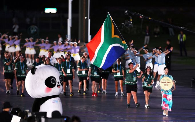 Zahájení Světových her v čínském Čcheng-tu - maskot panda Šu-Bao pozorně sleduje výpravu Jižní Afriky.
