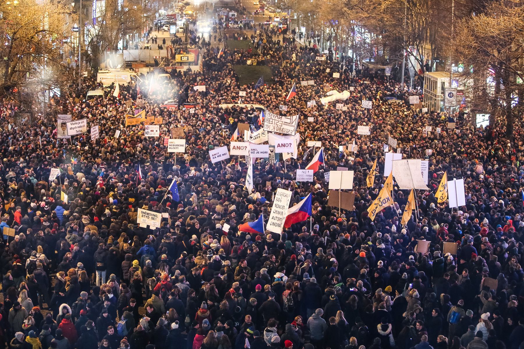 Demonstrace proti Ondráčkovi a Babišovi v Praze na Václavském náměstí