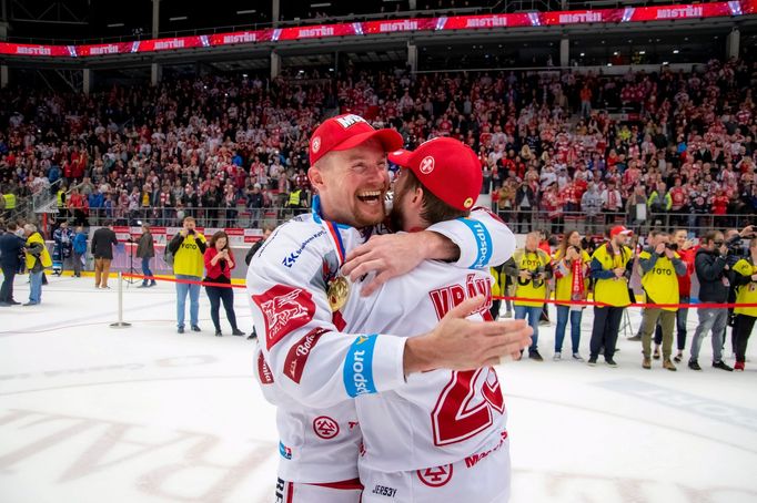 Třinec slaví extraligový titul 2019: Martin Adamský a Petr Vrána