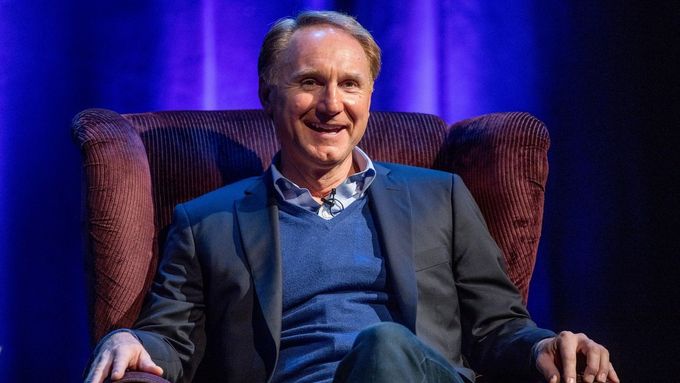 Americký spisovatel Dan Brown v roce 2017 ve Velké Británii.