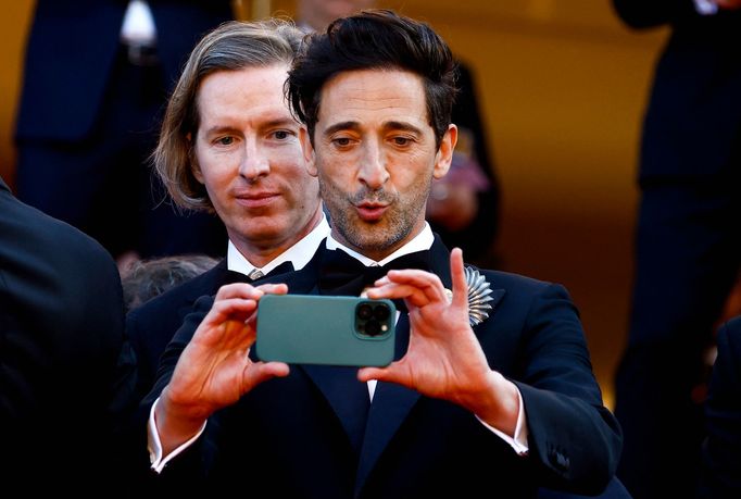 Na snímku z premiéry Asteroid City jsou režisér Wes Anderson a herec Adrien Brody.