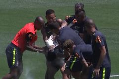 Video: Neymar se přepočítal. Na Coutinha líčil moučnou past, sám pak schytal vaječný útok