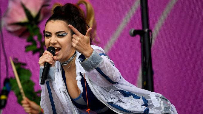 Díky britské zpěvačce Charli XCX dostalo slovo nový rozměr.