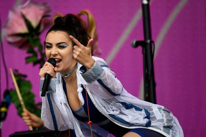 Zpěvačka Charli XCX na festivalu Glastonbury v roce 2017.