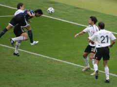 Argentinec Roberto Ayala (v modrém) hlavou skóruje do branky Německa.