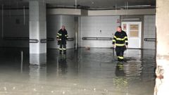 Hasiči čerpají vodu po bouřce z vinohradské nemocnice
