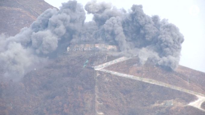 Výbuch v demilitarizovaném pásmu. Jižní Korea ruší strážní budovy podél hranice s KLDR.