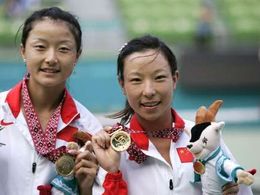 Čínské tenistky Yan Zi (vlevo) a Zheng Jie and Zheng Jie pózují se zlatými medailemi po vítězství na Taiwanem na Asijských hrách v Dauhá.