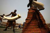 Muži drží falešné sloní kly a tančí - to je oficiální zahájení afrického fotbalového poháru.