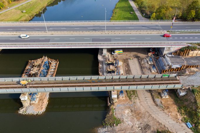 Železniční most přes Labe v Pardubicích stavební firma posunula o 18 metrů.