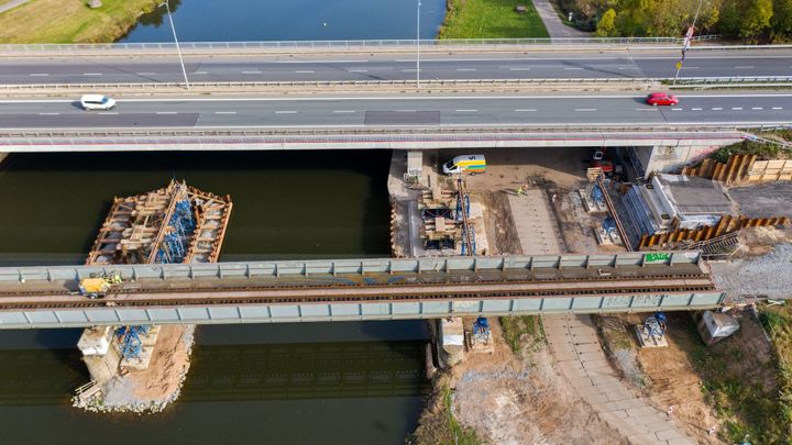 1,5 metru za hodinu. Podívejte se, jak se v Pardubicích přesouval 450tunový most; Zdroj foto: Skanska