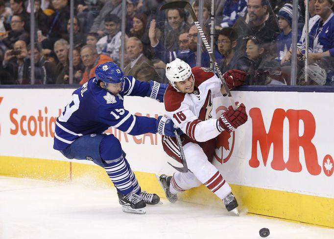 NHL: Phoenix Coyotes vs Toronto Maple Leafs Klesla, Lupul)