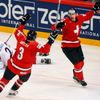 Hokej, MS 2013, Česko - Švýcarsko: Nino Niederreiter (vpravo) slaví gól na 0:2
