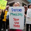 New York - mešita - demonstrace "pro" i "proti"
