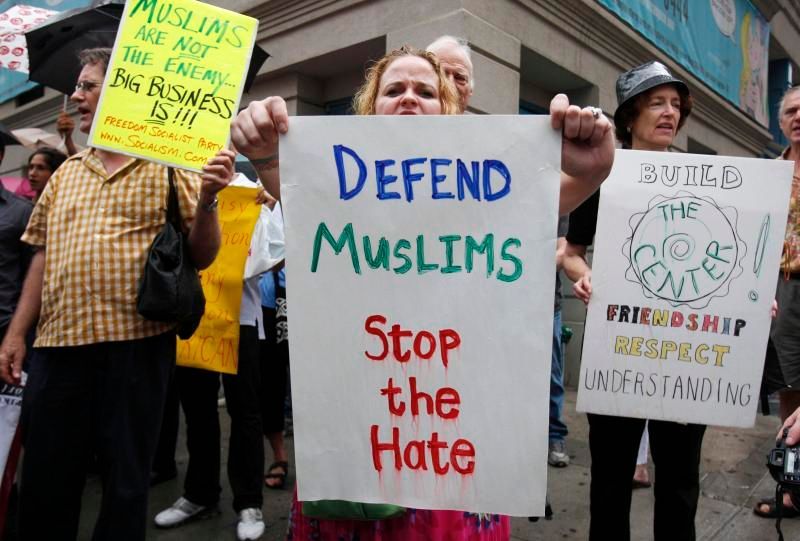 New York - mešita - demonstrace "pro" i "proti"