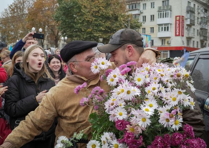 Oslavy v ukrajinském městě Cherson po jeho osvobození od ruských jednotek.