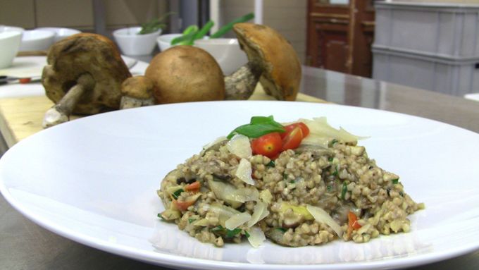 Recept na atypické rizoto ukazuje šéfkuchařka Stanislava Marková z restaurace Žofín Garden. Její spojení pohanky, čerstvých hub a bylinek má šmrnc, podpořený navrch plátky parmezánu nebo pecorina