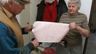 Manželé Markovi zaznamenávají hydrologické a meteorologické údaje již třicet let. Ukazují graf výšky hladiny zaznamenaný minulý týden.
