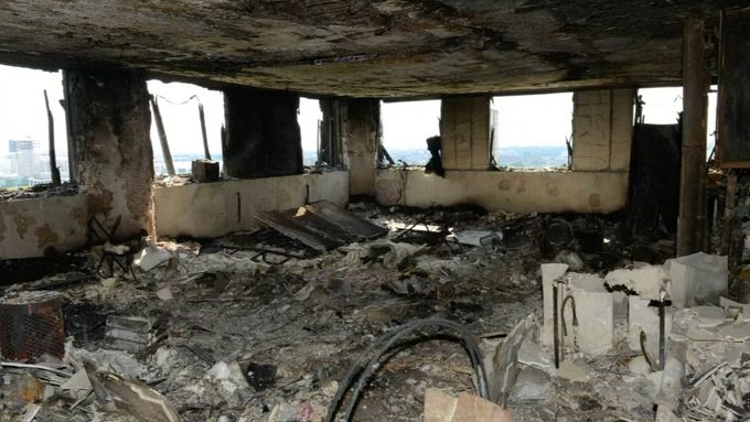 Oheň spálil byty na popel. Záběry zevnitř vyhořelého věžáku v Londýně.