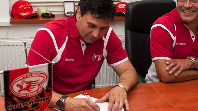 Vladimír Růžička a Richard Benýšek takhle před rokem podepsali novou dlouholetou smlouvu, teď je Slavia ochotna pustit svou legendu k reprezentaci.
