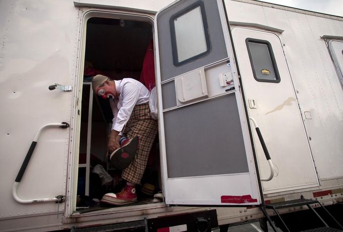 Josh Dummitt of Meriden, Connecticut, prepares for the Cole Brothers Circus of the Stars show as Meatball the clown from his sleeping quarters during a stop in Myrtle Beach, South Carolina, March 31, 2013. Traveling circuses such as the Cole Brothers Circus of the Stars, complete with its big top tent, set up their tent city in smaller markets all along the East Coast of the United States as they aim to bring the circus to rural areas. The Cole Brothers Circus, now in its 129th edition, travels to 100 cities in 20-25 states and stages 250 shows a year. Picture taken March 31, 2013. REUTERS/Randall Hill (UNITED STATES - Tags: SOCIETY ENTERTAINMENT) Published: Dub. 1, 2013, 7 odp.