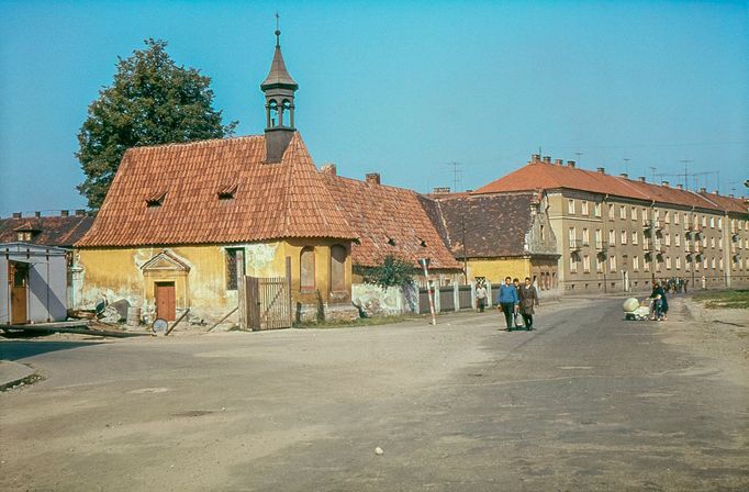 Starobylý špitál Nejsvětější Trojice stával kdysi daleko za městem, ale město ho dohnalo a obklopilo domy a sídlišti. Odolá tento barokní ostrůvek nebo se zbourá? 1964