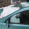 Auta poničená sněhem v pražské Hálkově ulici.