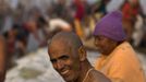 Hindu devotees take part in the morning prayers on the banks of the river Ganges ahead of the "Kumbh Mela" (Pitcher Festival) in the northern Indian city of Allahabad January 13, 2013. During the festival, Hindus take part in a religious gathering on the banks of the river Ganges. "Kumbh Mela" will return to Allahabad in 12 years. REUTERS/Ahmad Masood (INDIA - Tags: RELIGION SOCIETY) Published: Led. 13, 2013, 6:48 dop.