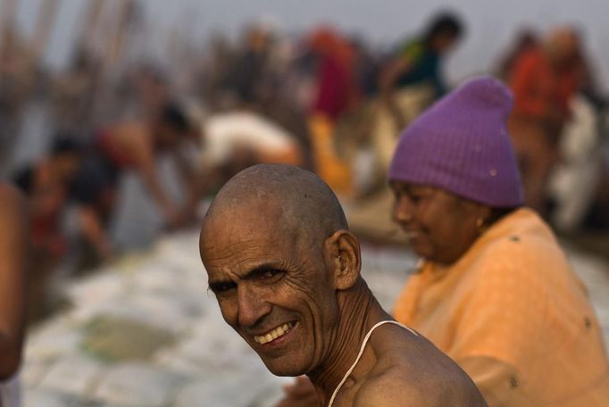 Hindu devotees take part in the morning prayers on the banks of the river Ganges ahead of the "Kumbh Mela" (Pitcher Festival) in the northern Indian city of Allahabad January 13, 2013. During the festival, Hindus take part in a religious gathering on the banks of the river Ganges. "Kumbh Mela" will return to Allahabad in 12 years. REUTERS/Ahmad Masood (INDIA - Tags: RELIGION SOCIETY) Published: Led. 13, 2013, 6:48 dop.